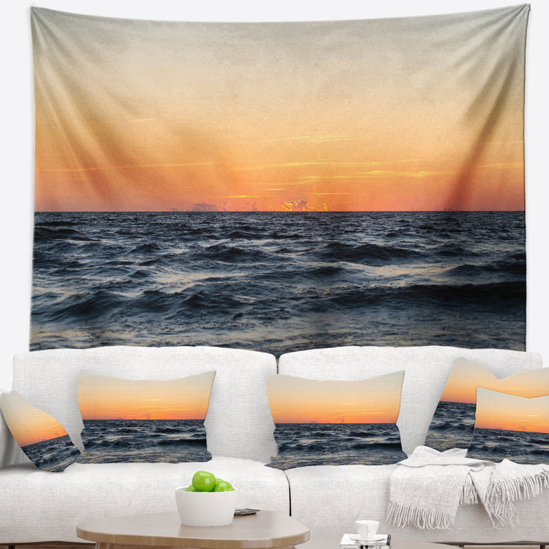 Tapisserie «Seashore Red Dramatic» sur une plage, H 50 po x l 60 po