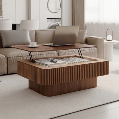 Table basse contemporaine à plateau relevable en grain de bois avec rangement caché et mécanisme de fermeture en douceur, parfaite pour les espaces de vie modernes.