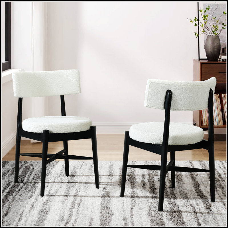 Chaises de salle à manger de style Mid-Century moderne avec dossier ouvert et siège rembourré pour une assise confortable et élégante