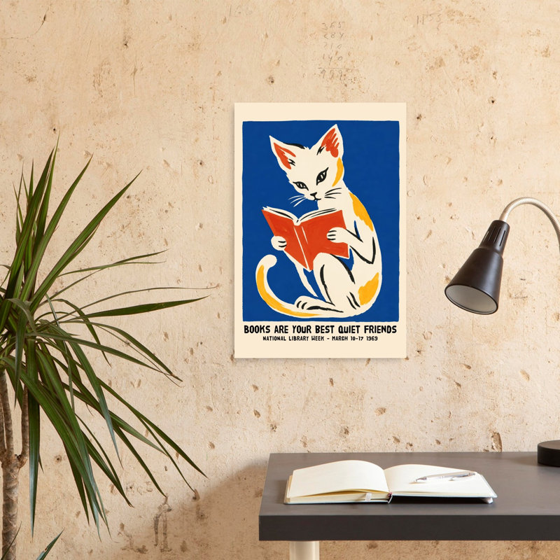 Chat silencieux lisant un livre, style rétro vintage, avec une illustration murale représentant un chat et une architecture.