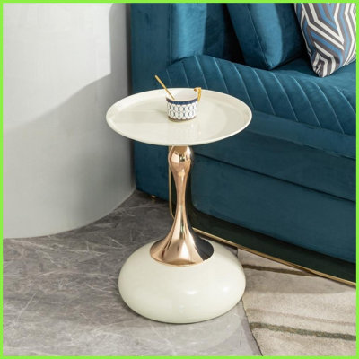 Table basse en métal blanc compacte avec détails dorés - Assemblage facile pour les petits salons Décor polyvalent