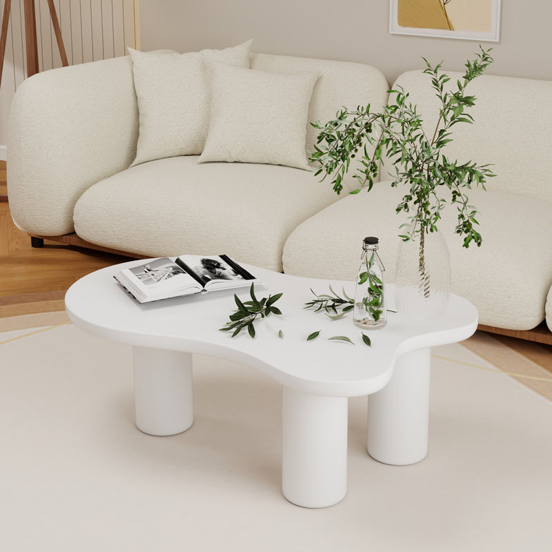 Table basse de 44 po x 25,9 po à assemblage facile avec plateau de 1,5 po d'épaisseur, table de bout irrégulière de style crème avec 3 pieds robustes, table centrale élégante avec bord rond pour le salon, blanc