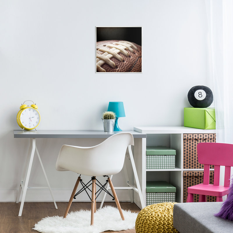 Gros plan sur un ballon de football, plaque murale noire, design par Kim Allen