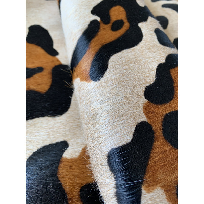 Tapis beige en cuir de vache imprimé à la main Jaguar