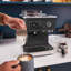 Machine à espresso semi-automatique KitchenAid avec moulin noir en fonte KitchenAid