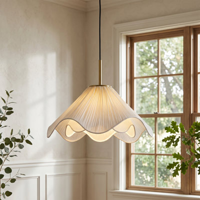 Suspension moderne Elowen à une lumière en tissu plissé ondulé