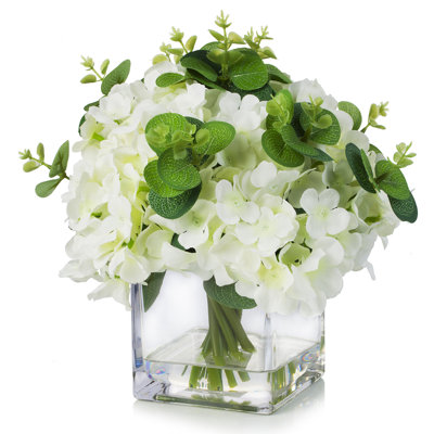 Centre de table d'hortensias dans un vase