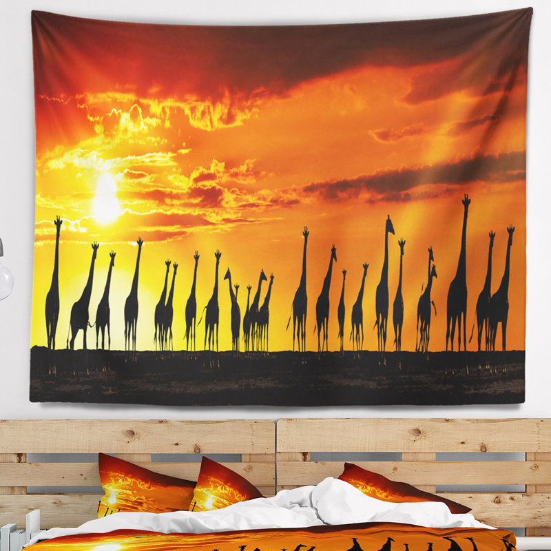 Tapisserie de girafes coucher de soleil avec accessoires suspendus en polyester africain, 68" H x 80" W