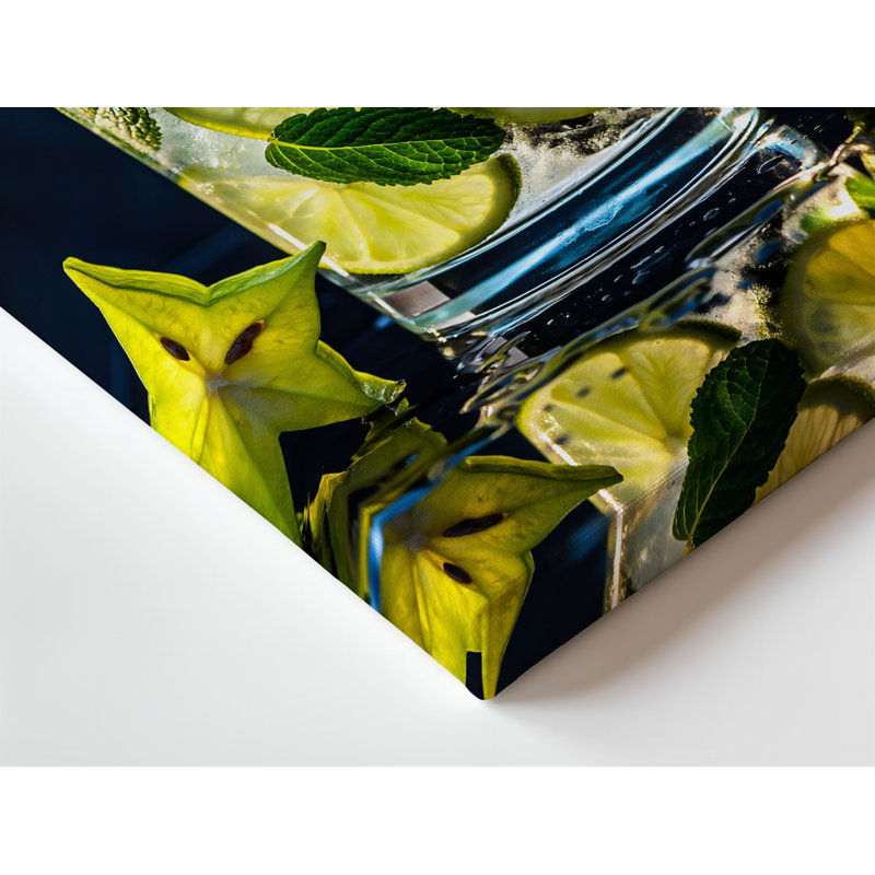 Toile au premier plan, un verre à cocktail rayonnant débordant de glace et de menthe fraîche, H 18 po x l 24 po