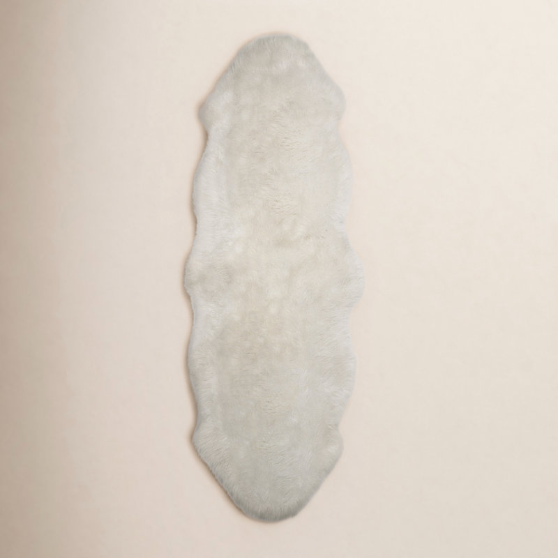 Licola Sheepskin Indoor Rug, Novelty 2' x 5'