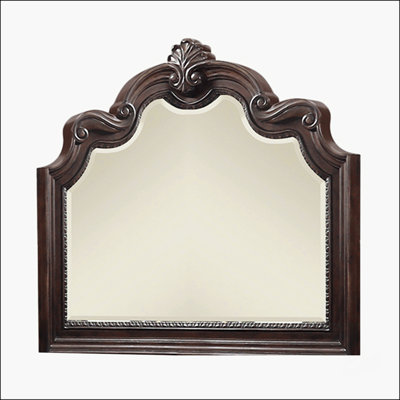 Exquis miroir orné d'acajou avec des détails complexes et du verre biseauté, un ajout intemporel à tout décor intérieur.