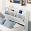 Lit simple avec prises de tête de lit et espace de rangement pratique
