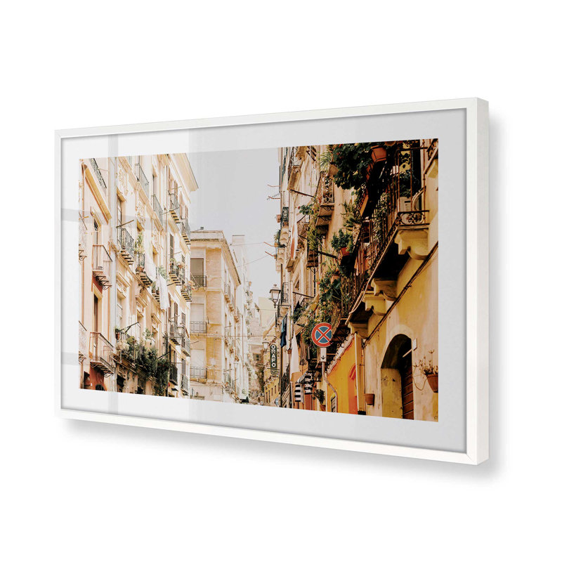 Alleyway Allure Print, Cadre opaque blanc, H 25 po x l 37 po x P 1,25 po