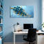 Plantes et fleurs roses bleues avec feuilles dorées sur fond bleu-2074283703