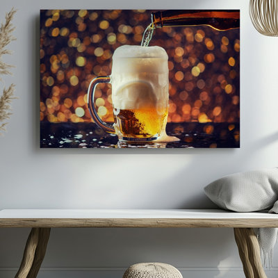 Toile, vue rapprochée mettant en vedette une tasse de bière en verre débordant d'art avec de la bière ambrée dorée et sa mousse blanche crémeuse en cascade sur toile