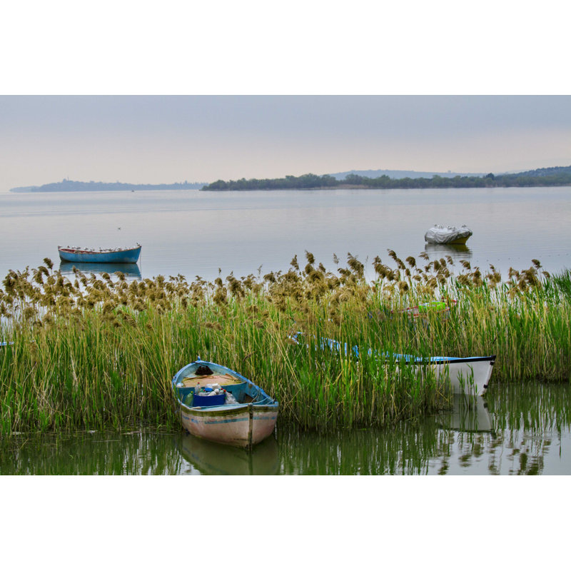 Bateau sur un magnifique lac par Muhur - photographie sur toile tendue, H 24 po x l 36 po
