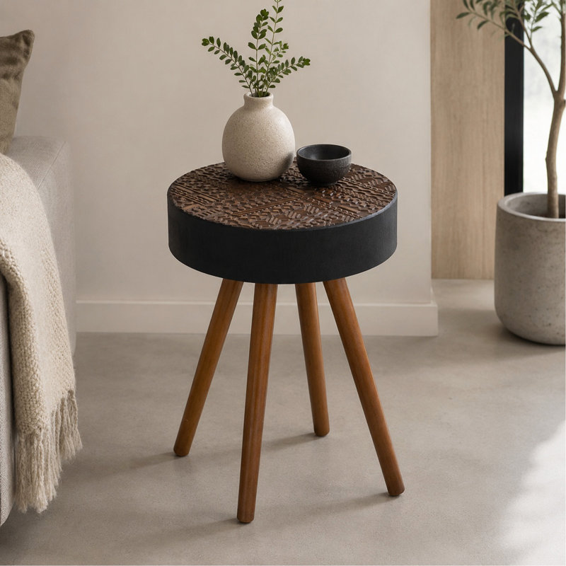 Table basse ronde de 15,7 pouces avec plateau sculpté, petite table idéale pour les petits espaces, table de chevet moderne, convenant au salon, à la chambre à coucher, au coin et au bureau (noir et brun)