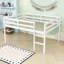 Lit mezzanine double en bois avec échelle, conception basse-113812540
