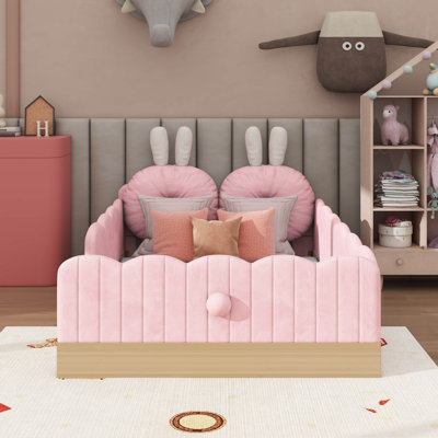 Lit plateforme tapissier simple avec coussins et sacs de rangement