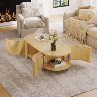 Table basse ovale cannelée avec 1 tablette et 2 portes de rangement ouvertes pour le salon