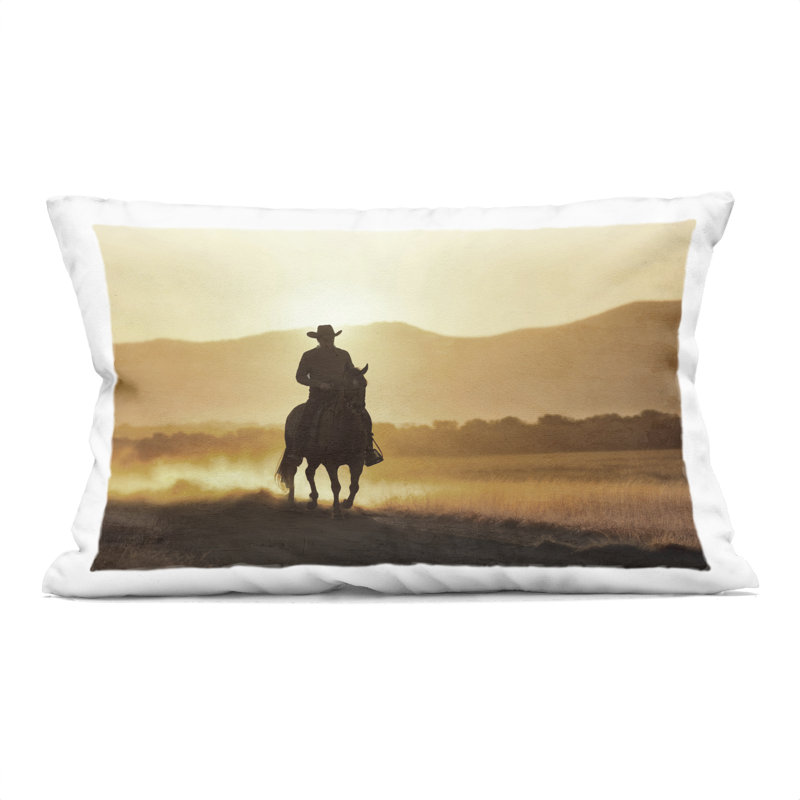 Coussin décoratif imprimé Cowboy's Ride Home, design par Kim Allen