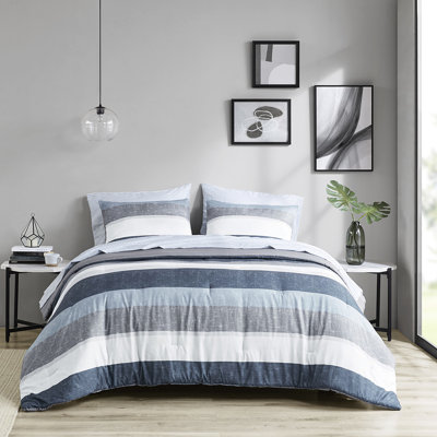 Chambre à coucher complète dans un style rayé - édredon et draps gris, bleu marine, bleu. Draps en tissu lavables à la machine.