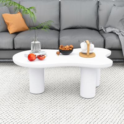 Table basse moderne en forme de nuage avec bords arrondis et pieds cylindriques