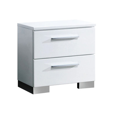 Table de chevet à 2 tiroirs pour chambre à coucher, fini blanc lustré, poignées en métal et pieds de dessus recouverts de feutre.