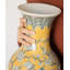 Vase de table en céramique jaune vintage à motif floral