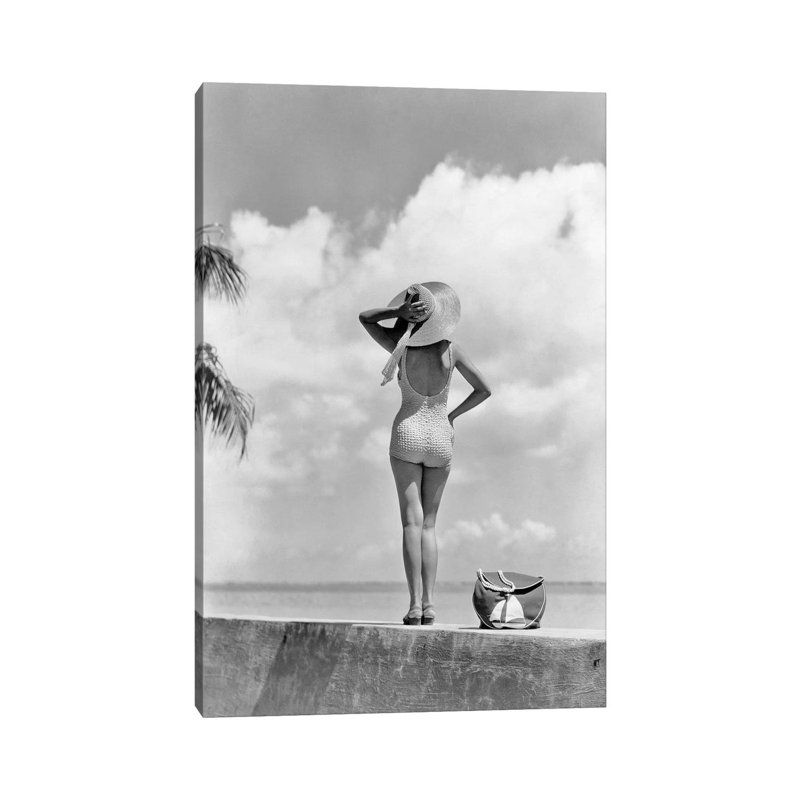 1930S 1940S Anonyme, femme sur une plage tropicale - photographie sur toile tendue, H 12 po x l 8 po x P 0,75 po