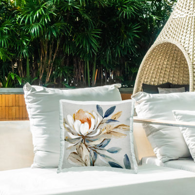 Coussin d'extérieur imprimé Blooming White, design par Alex Black