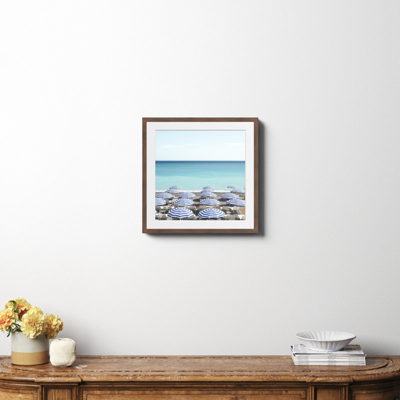 Photo de parasol bleu par Henrike Schenk, H 20 po x l 20 po x P 0,75 po, Papier avec encadré espresso, Oui
