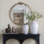 Miroir mural 30 po x 31 po avec finition dorée et écusson décoratif