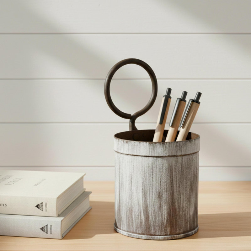 Petit porte-stylo industriel en fer antique avec vase