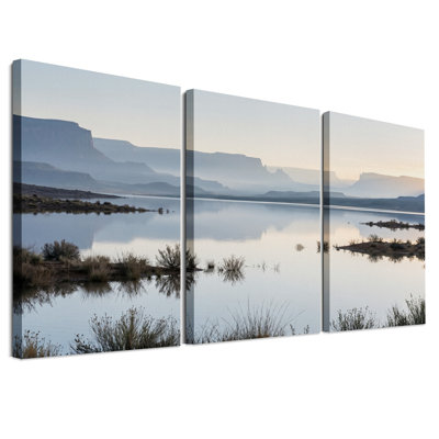 Ensemble de 3 toiles murales représentant un lac calme reflétant les montagnes brumeuses de Mesa