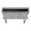Bureau d'ordinateur moderne avec huche, tablettes de rangement et base en métal robuste pour des espaces de travail à domicile efficaces.