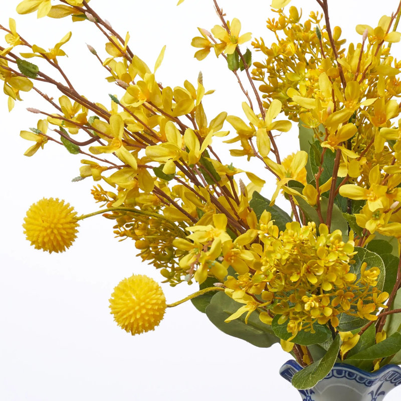 Let the Sunshine In - branches de Forsythia jaunes et boules de Billy dans un vase de style chinois
