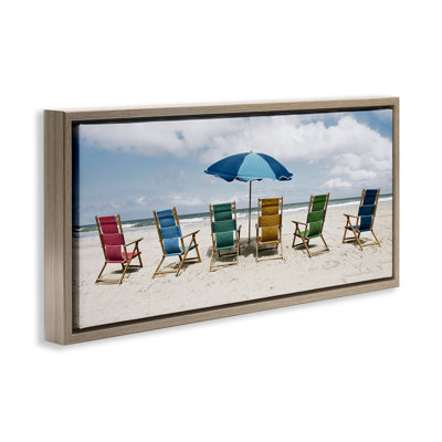 Cadre flottant coloré de chaises de plage, design par Natalie Carpentieri
