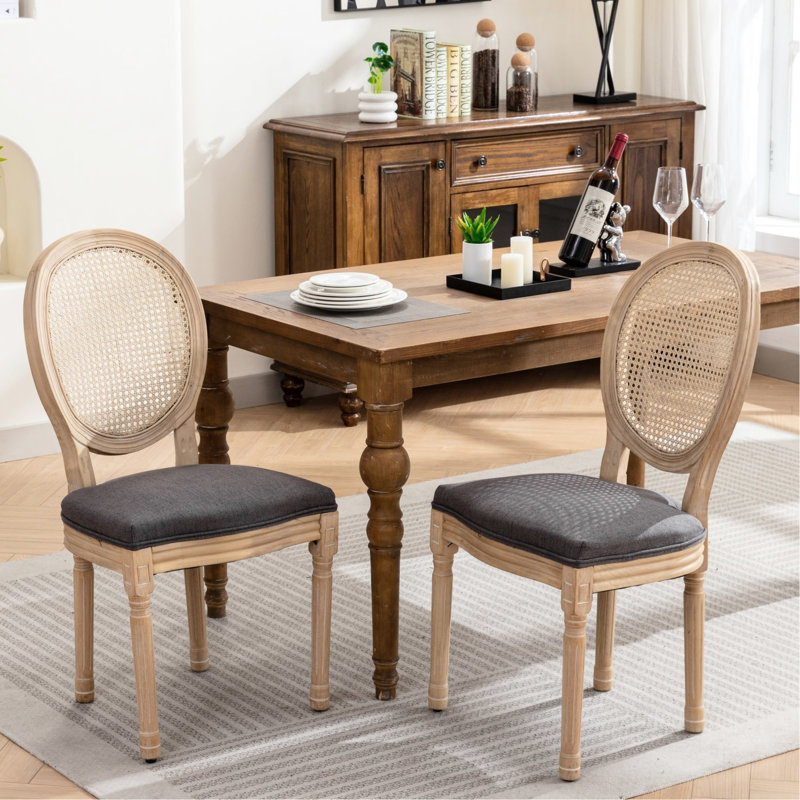 Deux chaises de salle à manger de conception française, revêtement en lin gris, dossier, base en bois massif avec coussin en mousse, capacité et poids de 300 lb, rembourrage jusqu'à 300 lb