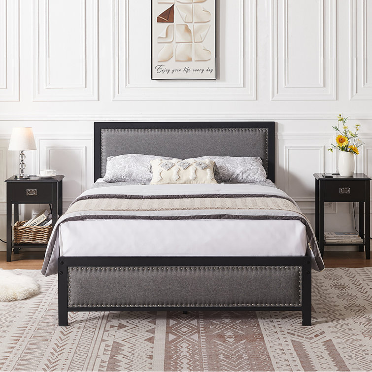 Tontouta 3 Piece Bedroom Set Upholstered Bed Platform with 2 Charging Station Nightstands Bedside