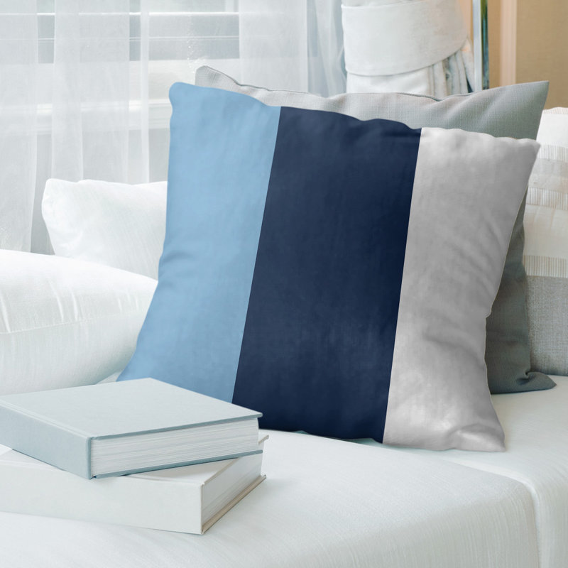 Oreiller suède de caroline du nord, 14 po x 14 po, Bleu bébé / bleu marine / blanc