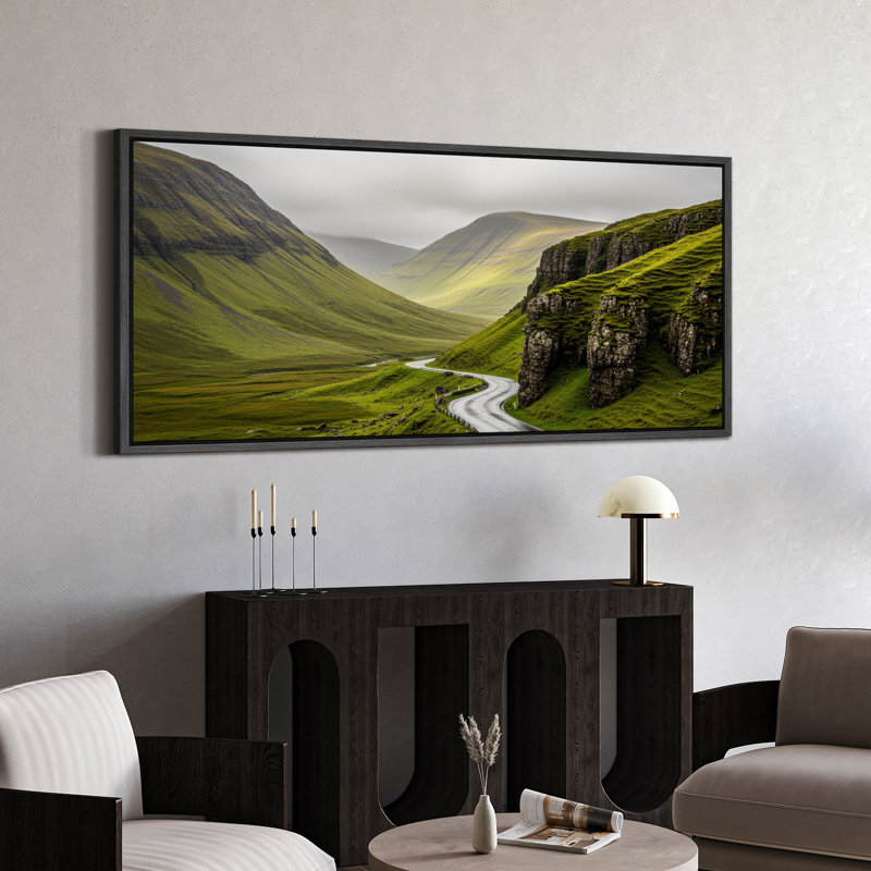 «Winding Road Through Lush Green Vallys», art mural sur toile - photographie de nature scénique pour des espaces rustiques
