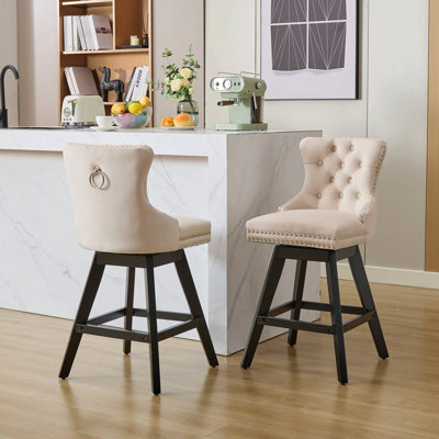 Tabourets de bar pivotants en velours avec décoration capitonnée à boutons et pieds en bois, garniture cloutée chromée, chaises de bar style loisirs, tabourets de bar, ensemble de 2