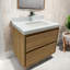 Meuble-lavabo en bois naturel avec lavabo en céramique, décor de salle de bain moderne