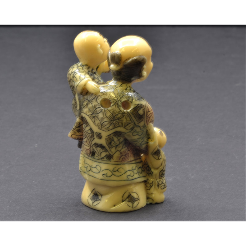 Figurine japonaise tenant un bébé Netsuke