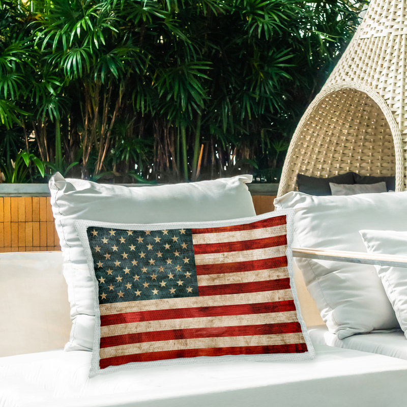 Coussin d'extérieur Rustic American Flag par Luke Wilson