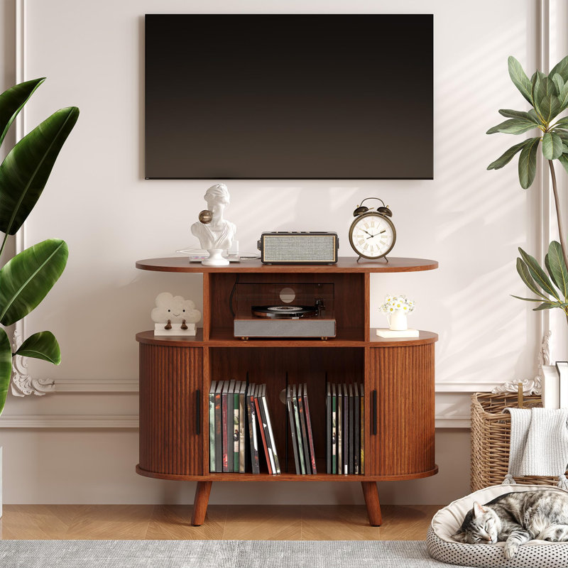Meuble de platine vinyle cannelé de 89 cm (35 pouces) de style moderne du milieu du siècle avec poste de recharge, noyer