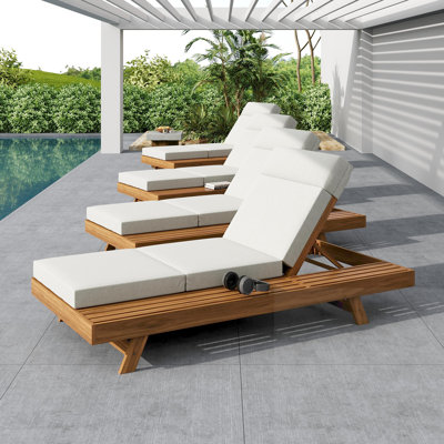 Chaises longues en bois avec coussin moelleux
