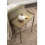 Table d'appoint étroite avec plateau en métal martelé Mazure-601038318