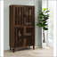 Grande armoire d'appoint à 4 portes en pin foncé avec détails complexes et lattes verticales, parfaite pour le rangement et la décoration